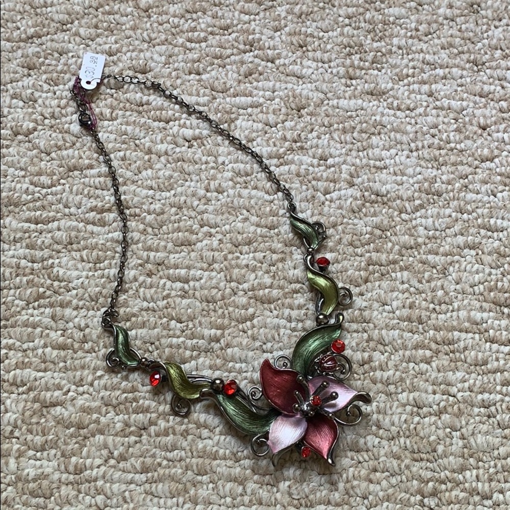 Intricate Red Flower Necklace 🌺🌺 - Picture 2 of 3